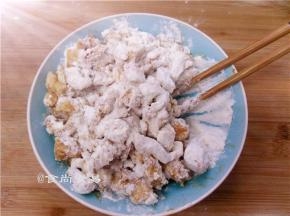 香酥炸粉用大碗盛起，倒入叮好的鸡米花，拌匀，尽量让每一块鸡米花裹上炸粉；