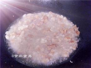 热油锅、至油温升高冒出小气泡，倒入裹好炸粉的鸡米花，大火炸至表面焦黄色、酥脆即可捞起