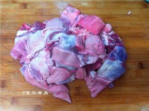 羊肉洗净，沥干水斩大块