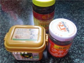 取出所需酱料，蒜瓣拍扁去皮