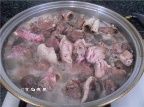 烧开一锅水，将羊肉飞一飞水
