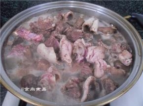 烧开一锅水，将羊肉飞一飞水