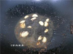 热锅，倒油，爆香蒜头、调入豆瓣酱、沙茶酱、柱候酱翻炒出香味