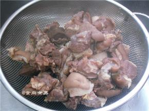 捞出用清水冲洗干净，沥干