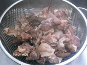 捞出用清水冲洗干净，沥干