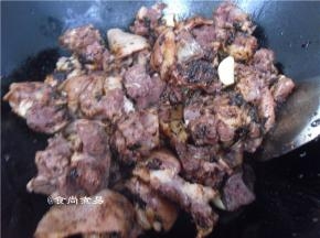 倒进羊肉翻炒片刻，调入味极鲜味汁、冰糖
