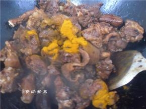 倒进咖喱粉