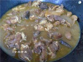 加上没过羊肉表面的清水，调入鸡粉搅拌均匀、遮上锅盖大火煮开