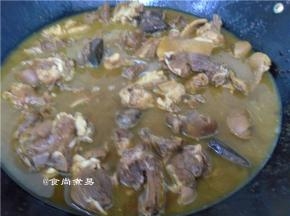 加上没过羊肉表面的清水，调入鸡粉搅拌均匀、遮上锅盖大火煮开
