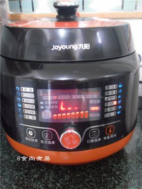 再盛入电压力锅内，遮盖通电，调成炖排骨键就可以了，因羊肉前期焯过水，爆炒过，不需炖太长时间，炖的时间过长会酥烂不成型。压15分钟就够