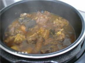 压力锅自动解压后将羊肉盛出