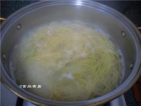 烧开适量清水、水煲滚后再放入意大利面，煮至面条浮起来