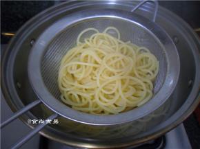 捞起面条，过一下凉水