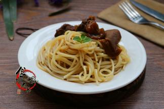 面条放入碗中，将炖好的羊肉铺在面条上面即可