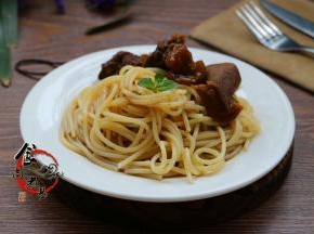 面条放入碗中，将炖好的羊肉铺在面条上面即可