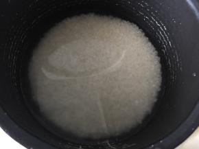 大米淘洗干净后放入锅中加入适量清水