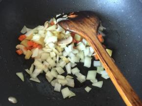 然后放入洋葱炒至洋葱变色