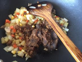 然后放入用咖喱腌制好的牛腩翻炒