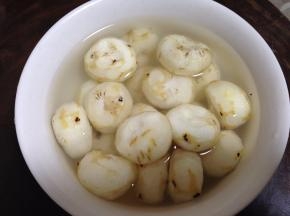 然后削去外皮（马蹄的皮比较厚，要小心手呀）
