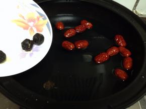 砂锅加入冷水，倒入枣（水的量稍微大点），加入桂圆