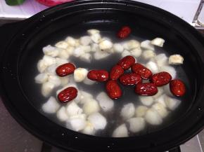 再加入马蹄块大火煮开，转中火10分钟