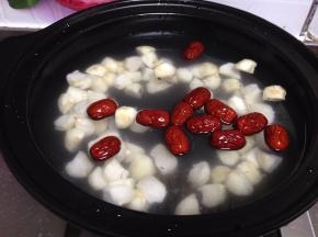 再加入马蹄块大火煮开，转中火10分钟