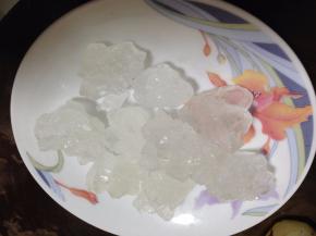 大块冰糖敲碎备用