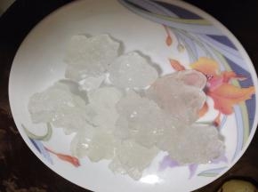 大块冰糖敲碎备用