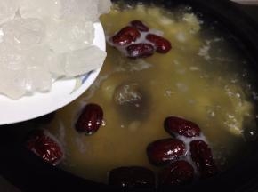 加入冰糖继续煮10分钟即可