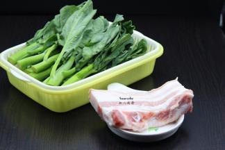准备食材：芥兰、五花肉、油、盐、生抽等；