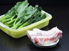 准备食材：芥兰、五花肉、油、盐、生抽等；
