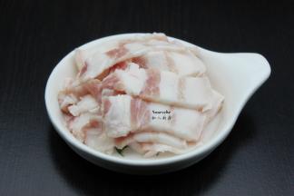 五花肉洗净切薄片；