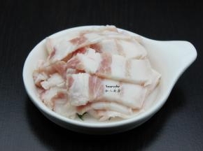 五花肉洗净切薄片；