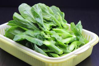 芥兰切段，洗净；