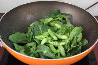 锅中炒五花肉的油，爆炒芥兰六成熟；