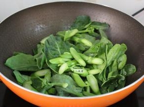 锅中炒五花肉的油，爆炒芥兰六成熟；