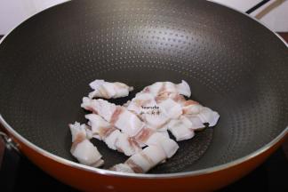 热锅，倒油，放入五花肉、生姜煸香，加入生抽、料酒、盐炒熟，起锅；