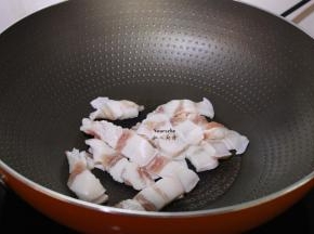 热锅，倒油，放入五花肉、生姜煸香，加入生抽、料酒、盐炒熟，起锅；