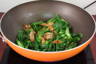 把炒的五花肉加入，翻炒；