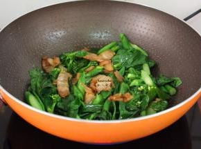 把炒的五花肉加入，翻炒；