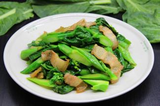 五花肉不一定要红烧，搭配芥兰一起炒，好吃到舔盘子