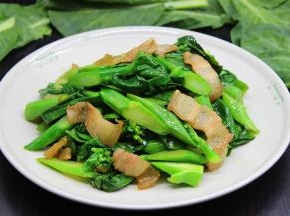 五花肉不一定要红烧，搭配芥兰一起炒，好吃到舔盘子