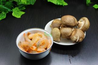 准备食材：新鲜香菇、虾仁、香葱等食材；