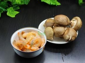 准备食材：新鲜香菇、虾仁、香葱等食材；