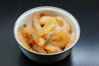 虾仁洗净，放盐、油、料酒、腌制；PS：虾要去虾壳、虾线哦，我这个虾仁已经去壳、去虾线了