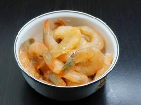 虾仁洗净，放盐、油、料酒、腌制；PS：虾要去虾壳、虾线哦，我这个虾仁已经去壳、去虾线了