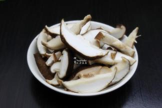 香菇洗净，切片；