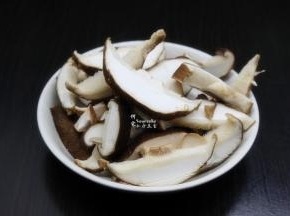 香菇洗净，切片；
