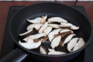 热锅，到一点点油，把香菇煸炒出香味，起锅；