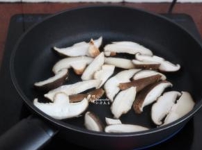 热锅，到一点点油，把香菇煸炒出香味，起锅；